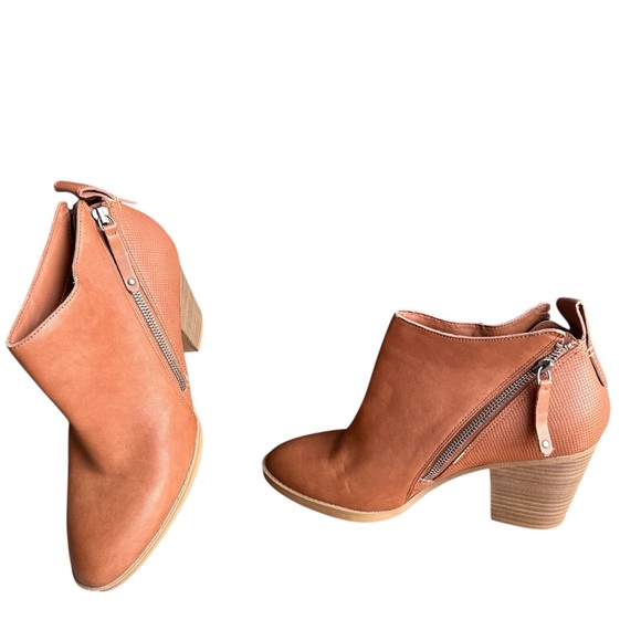 DV by Dolce Vita Brown Ankle Booties - Picture 1 of 10